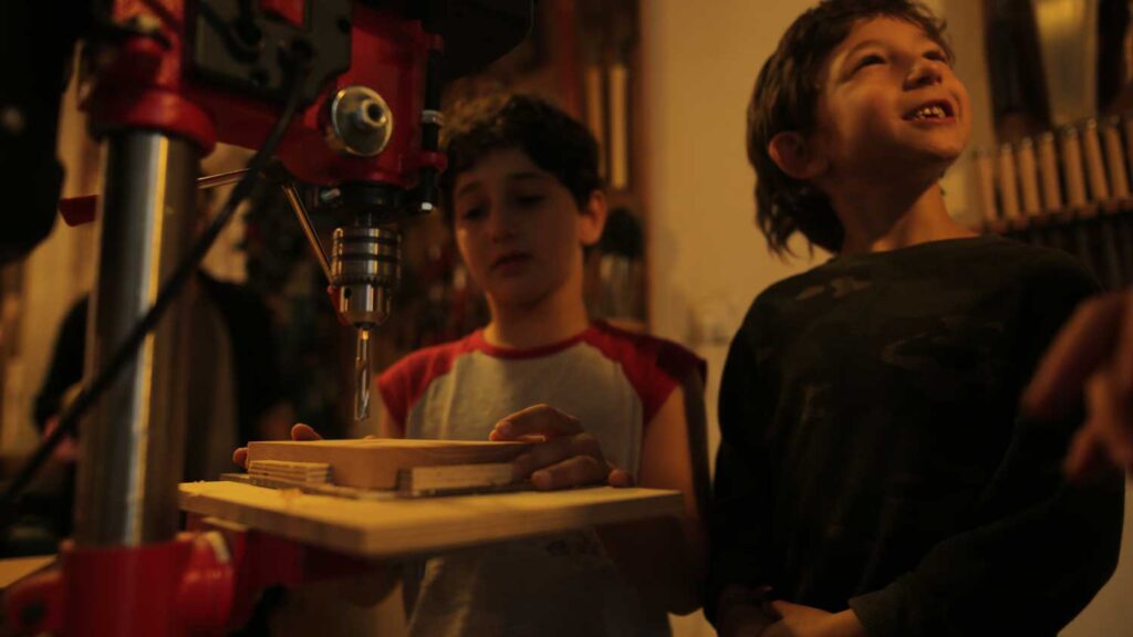 ילדים בונים משחקי חשיבה