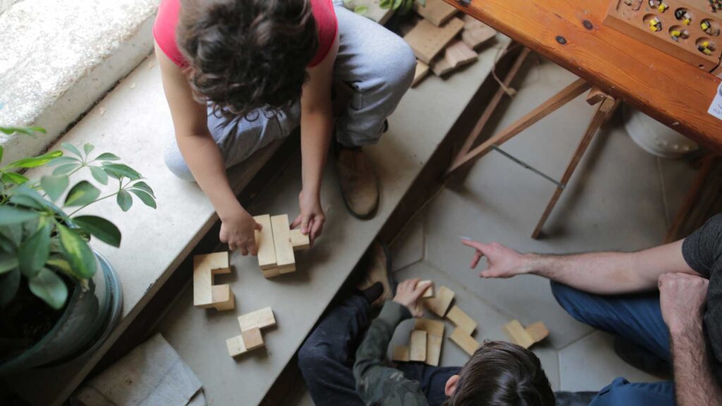 ילדים בונים משחקי חשיבה