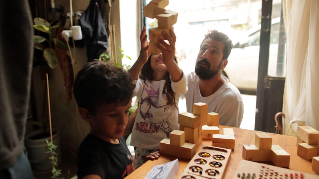 משפחה משחקת משקי חשיבה